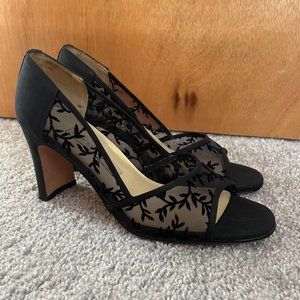 Apostrophe Size 7 1/2 navy blue heels